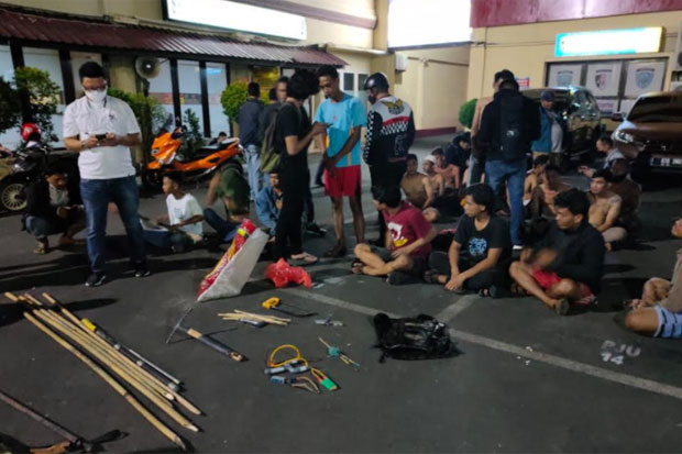 Puluhan Pelaku Tawuran...
