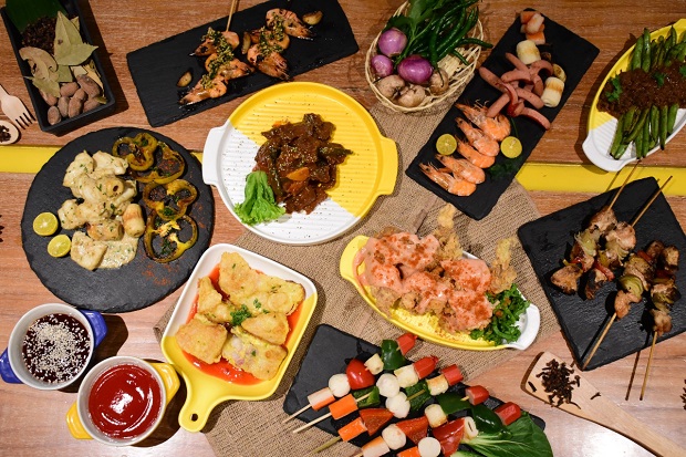 Menikmati Makan Malam...