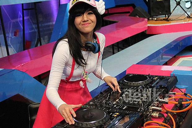 DJ Una Akui Sudah Setahun...