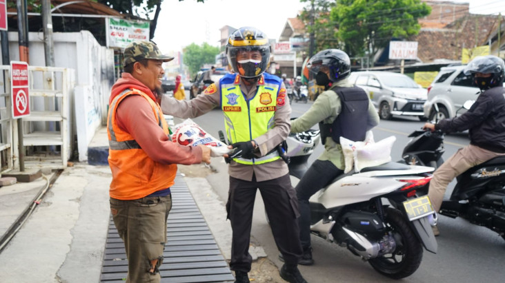 Berkeliling Pakai Motor,...
