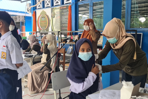 Ribuan Pelajar dan Masyarakat...
