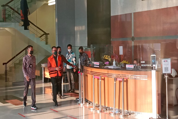 KPK Tetapkan Adik Bupati...