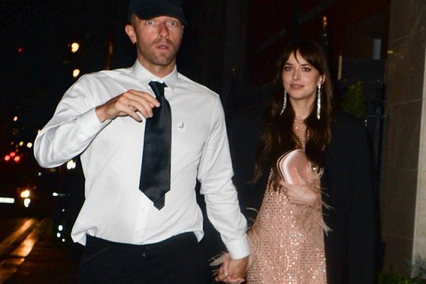 Chris Martin Sebut Dakota...