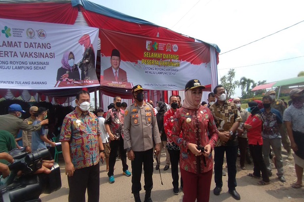 Bupati Melakukan Peninjauan...