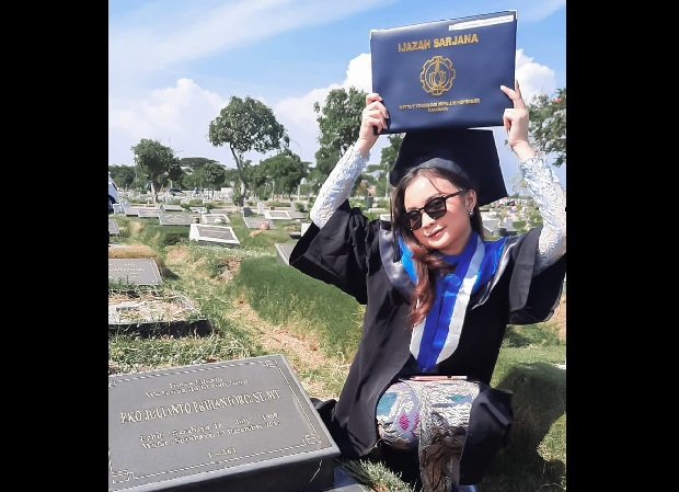 Momen Wisudawan ITS...