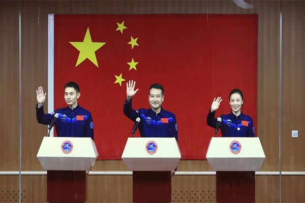 China Kirim 3 Astronot...