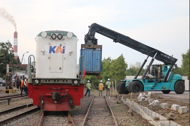 PT KAI Operasikan Kereta...