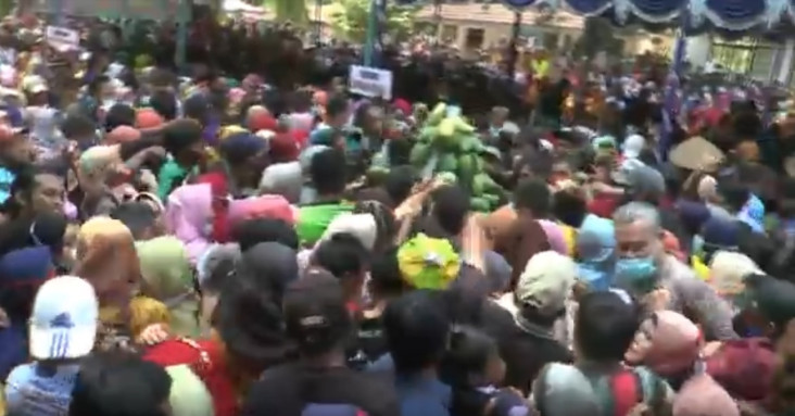 Sedekah Bumi, Ribuan...