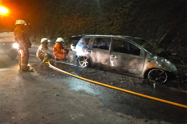 Mobil Terbakar di Pintu...