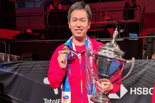 Gendong Piala Thomas...