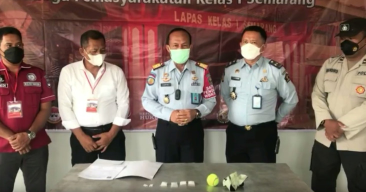 Selundupkan Narkoba...