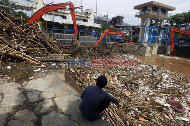 Tangani Sampah di Pintu...