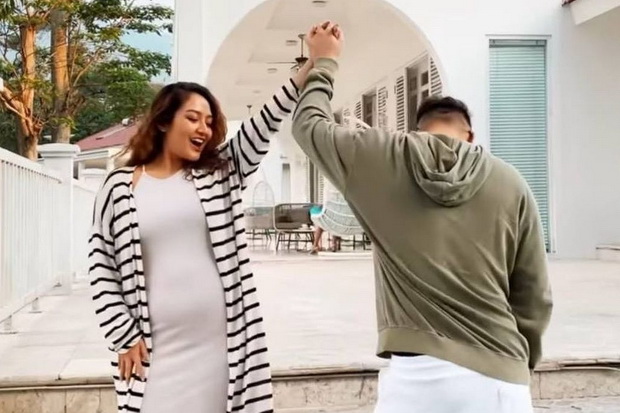 Hamil Lima Bulan, Siti...