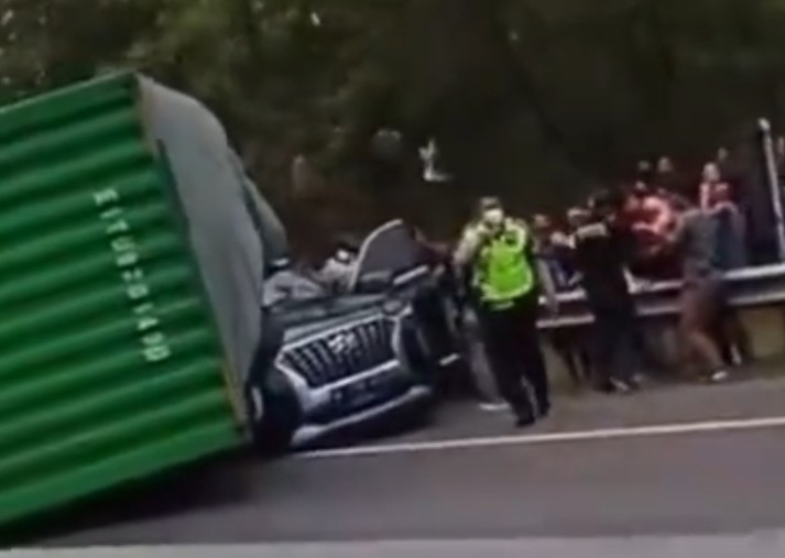 Polisi Buru Sopir Truk...