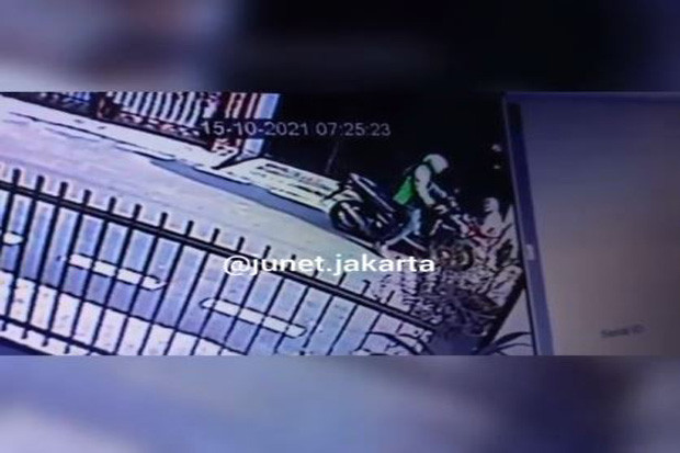 Pengendara Berjaket...