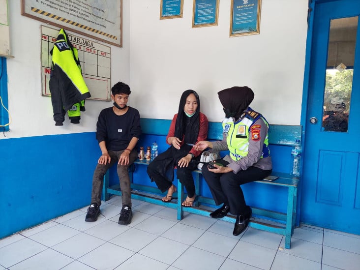 Wanita Muda Bersama...