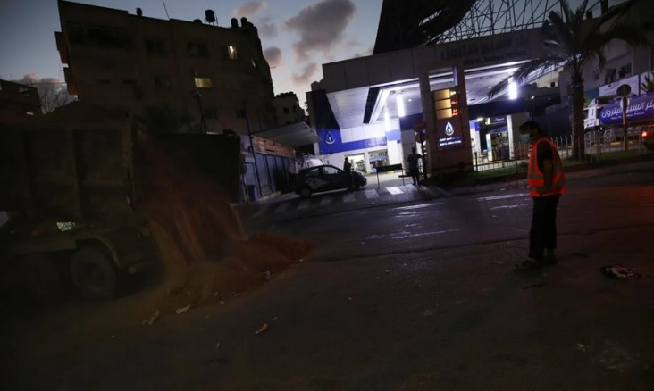 Israel Tutup Jalan di...
