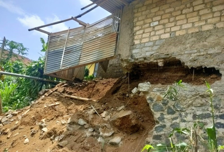 Tebing Ambrol, 5 Rumah...