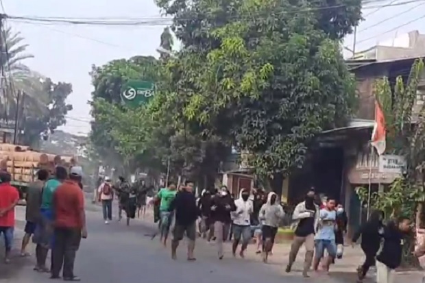 Mencekam! Polisi Pukul...