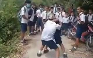 Viral! Siswa SMP di...