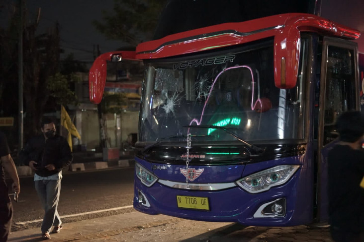 Bus Dilempar Batu, Presiden...
