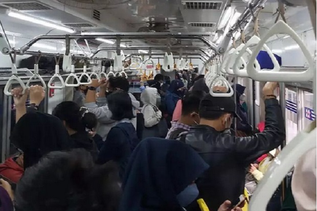 Penumpang Commuter Line...
