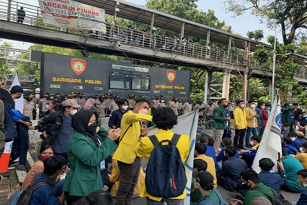 Massa Aksi Mahasiswa...