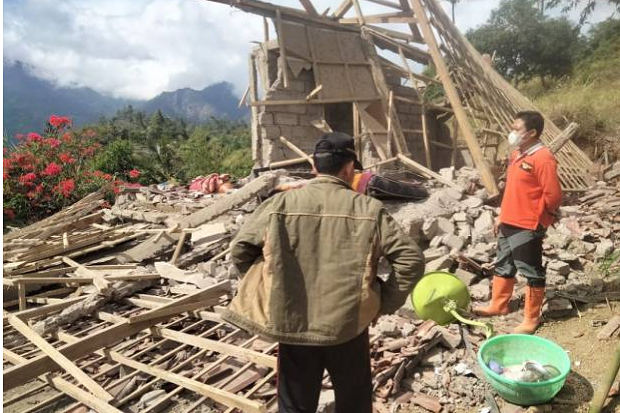 Ratusan Korban Gempa...