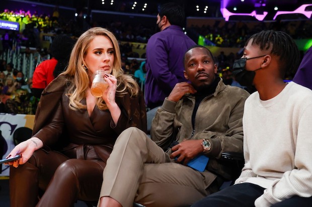 Adele Kencan dengan...