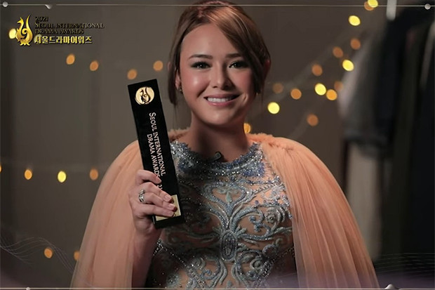 Amanda Manopo Raih Penghargaan...