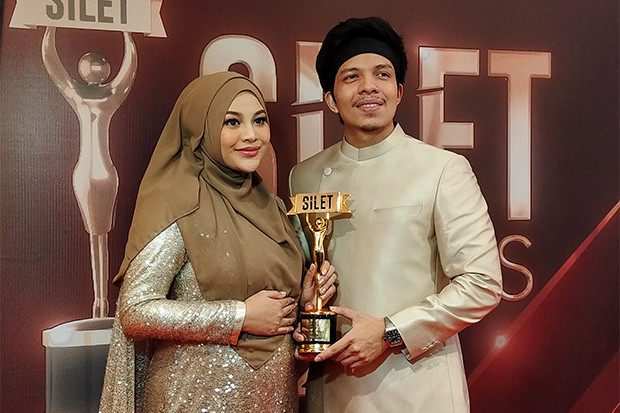 Menang di Silet Awards...