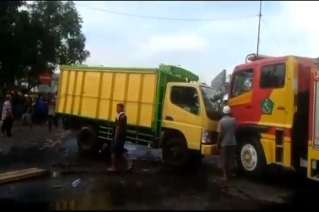 2 Truk Terguling Usai...