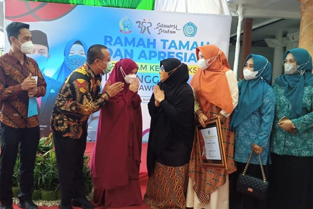 Pemkot Parepare Raih...