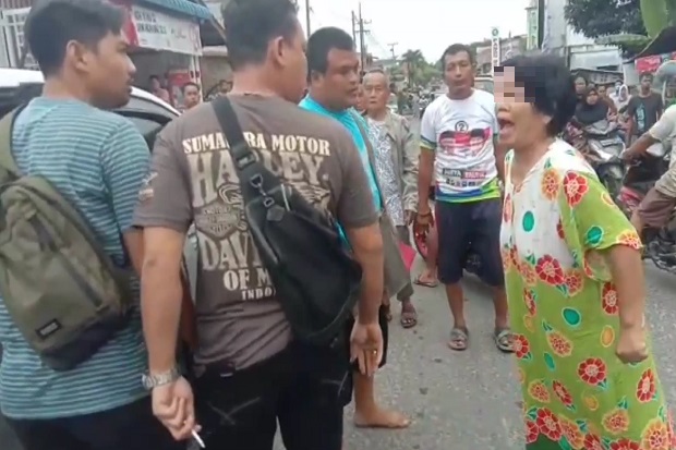 Polisi Dikejar dan Diamuk...