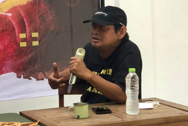 Bukan lewat Politik,...