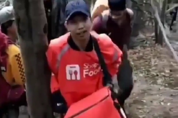 Viral! Pengantar Paket...