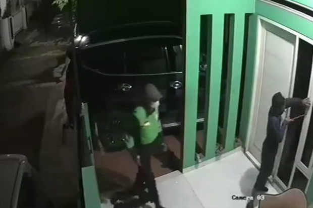 Pria Berjaket Ojol Gasak...