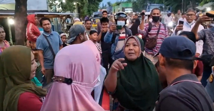 2 Kelompok Emak-emak...