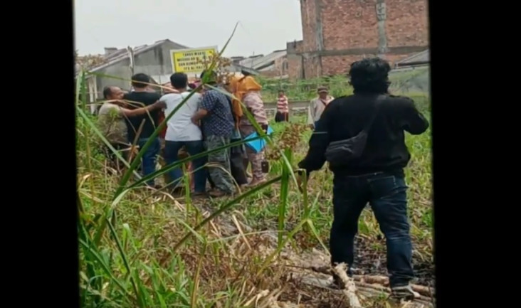 Hendak Memasang Pagar,...