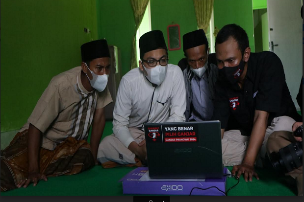 Rebut Simpati Santri,...