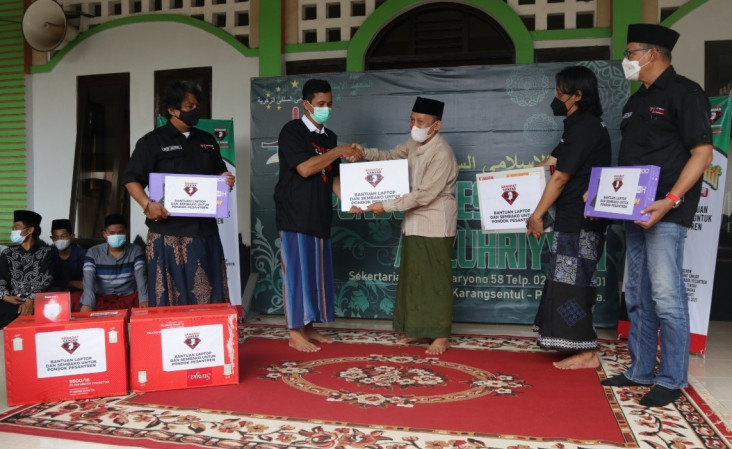 Bagi-bagi Laptop, Relawan...