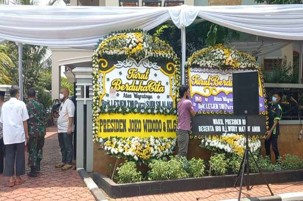 Karangan Bunga Penuhi...