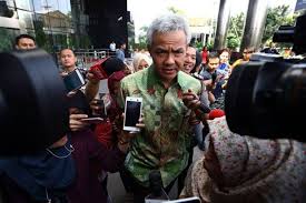 Survei Poltracking,...