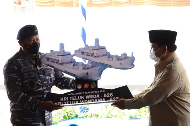Prabowo Serahkan Dua...