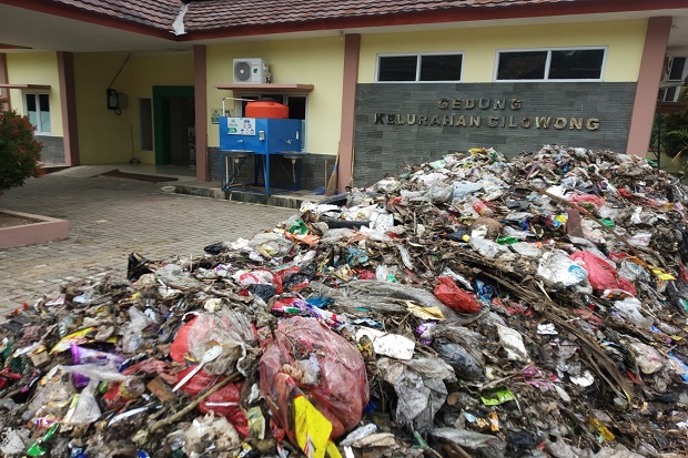 Ditolak Warga, Sampah...
