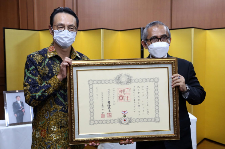 Raih Bintang Jasa dari...