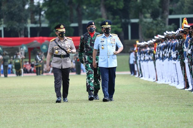 Pimpin Upacara Wisuda...