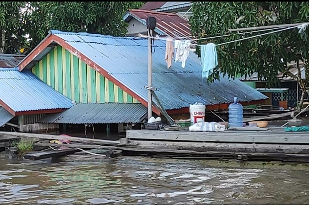 Banjir Rendam Ribuan...
