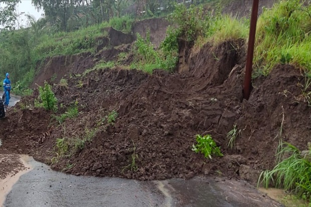 Tanah Longsor Tutup...