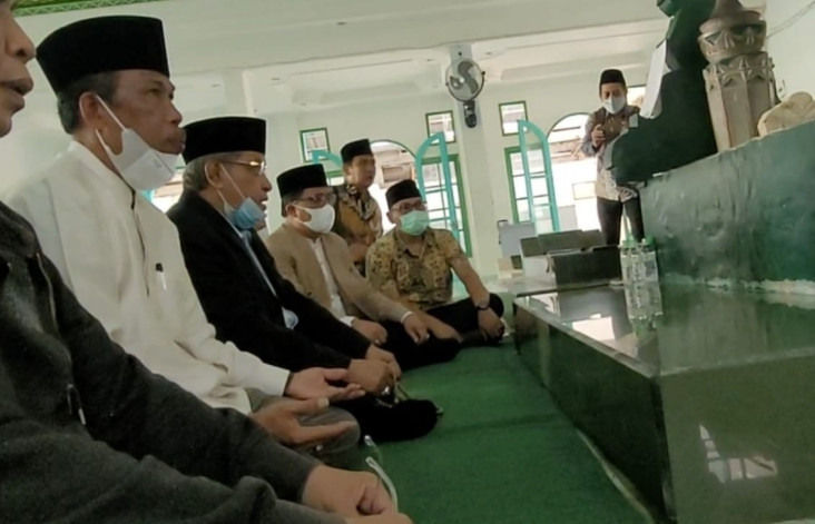 Didampingi 2 Ketua PWNU,...